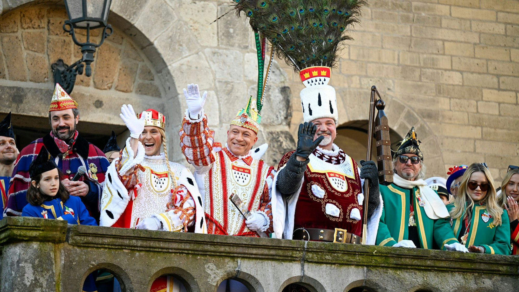 Das Dreigestirn begrüßt die Jecken beim Rosenmontagszug.