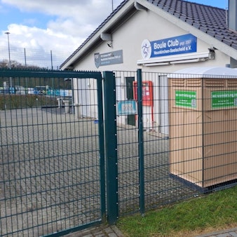 Toilettenhäuschen sind am Clubhaus in Neunkirchen-Seelscheid bereits aufgestellt.