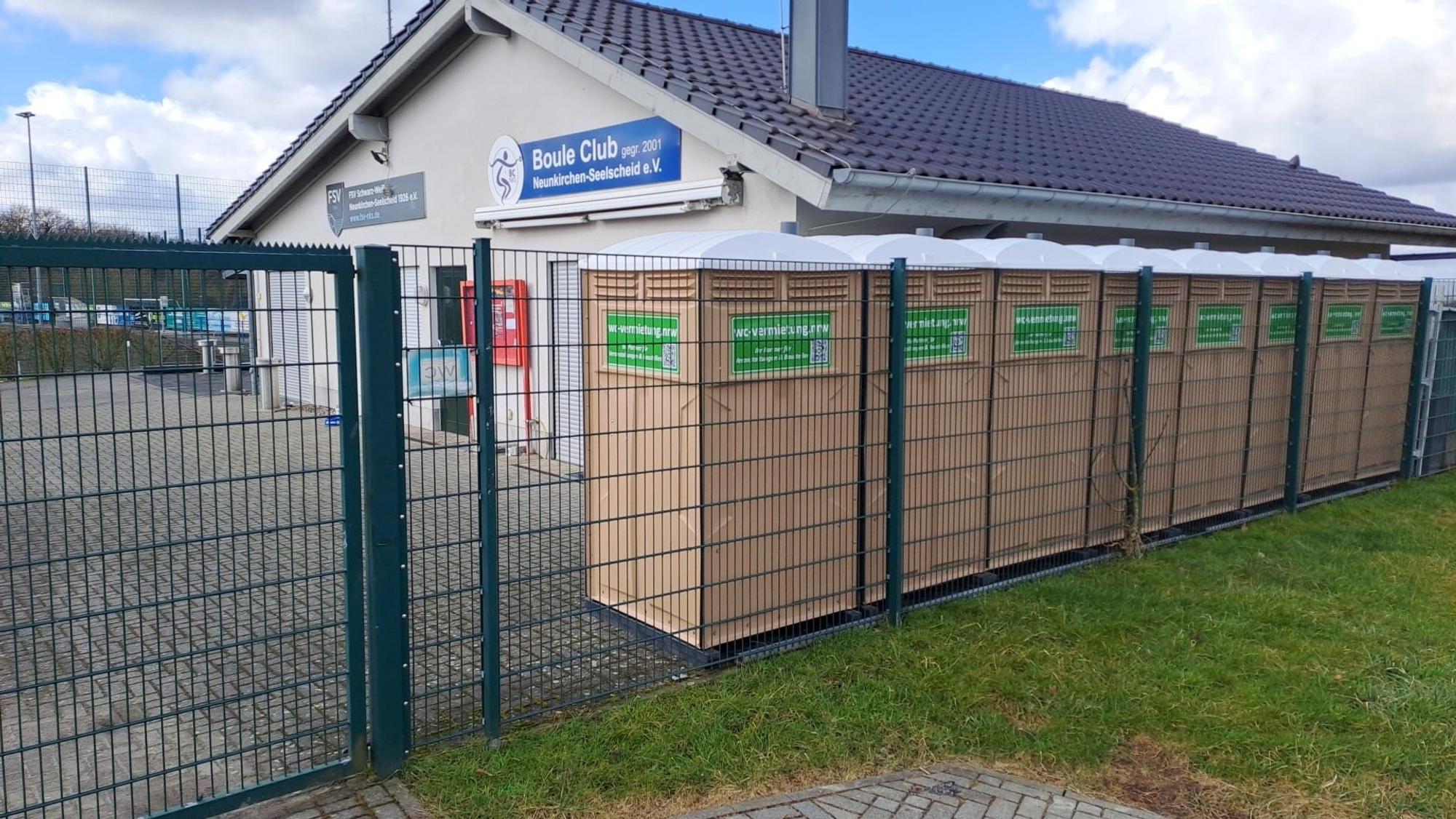 Toilettenhäuschen sind am Clubhaus in Neunkirchen-Seelscheid bereits aufgestellt.