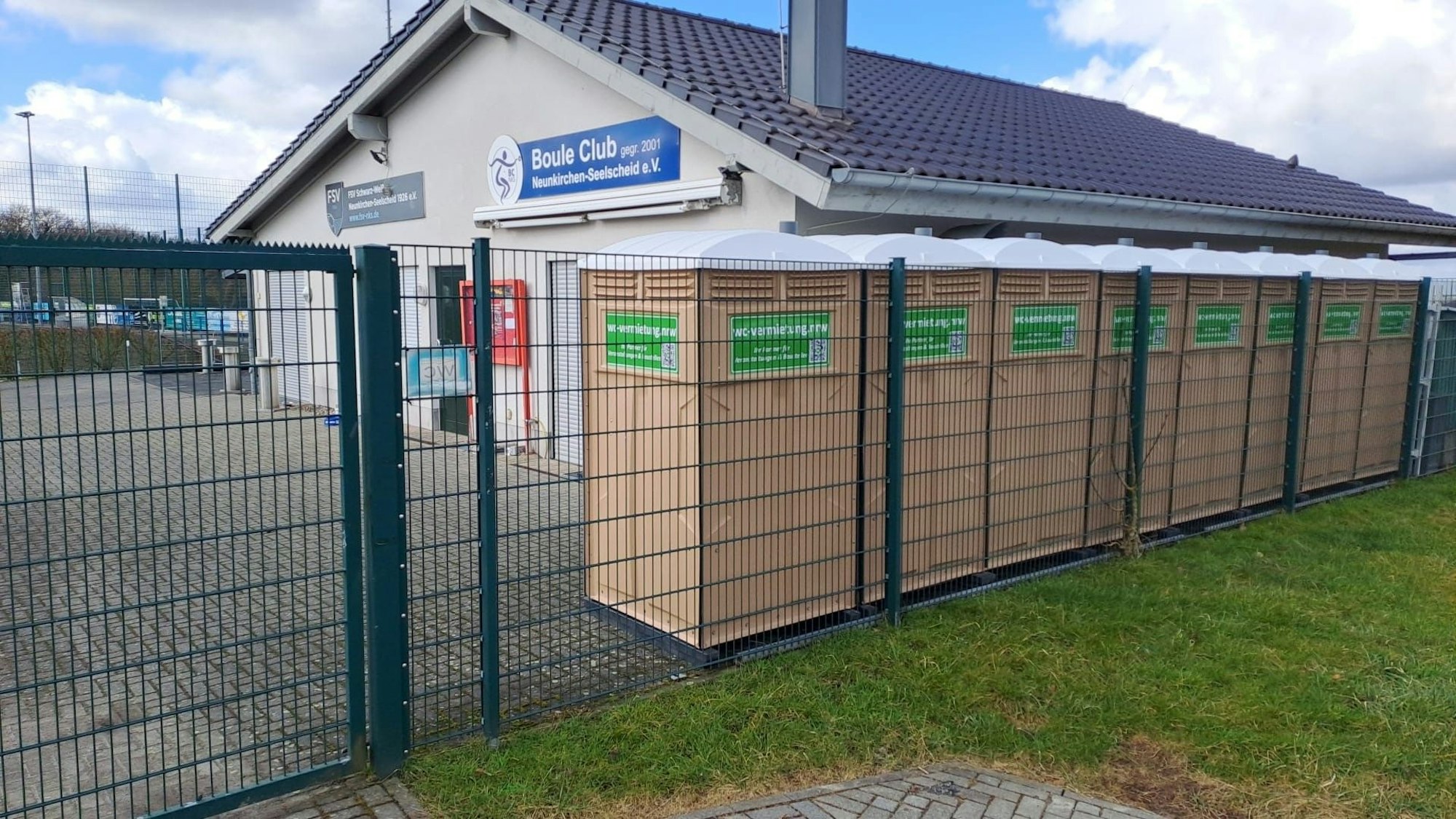Toilettenhäuschen sind am Clubhaus in Neunkirchen-Seelscheid bereits aufgestellt.