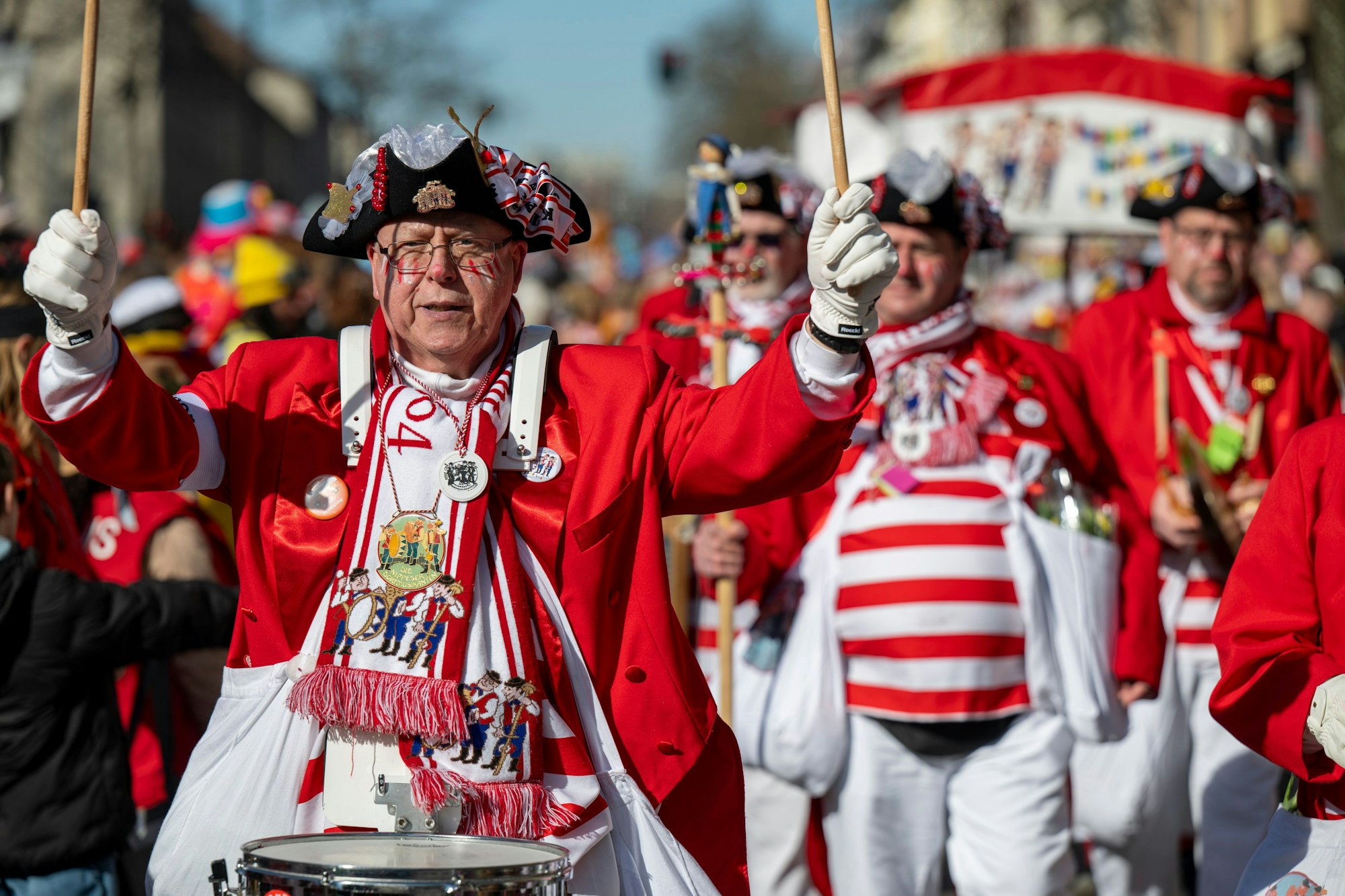 Bei bestem Wetter feierten am Dienstag Tausende den Veedelszoch in Nippes.