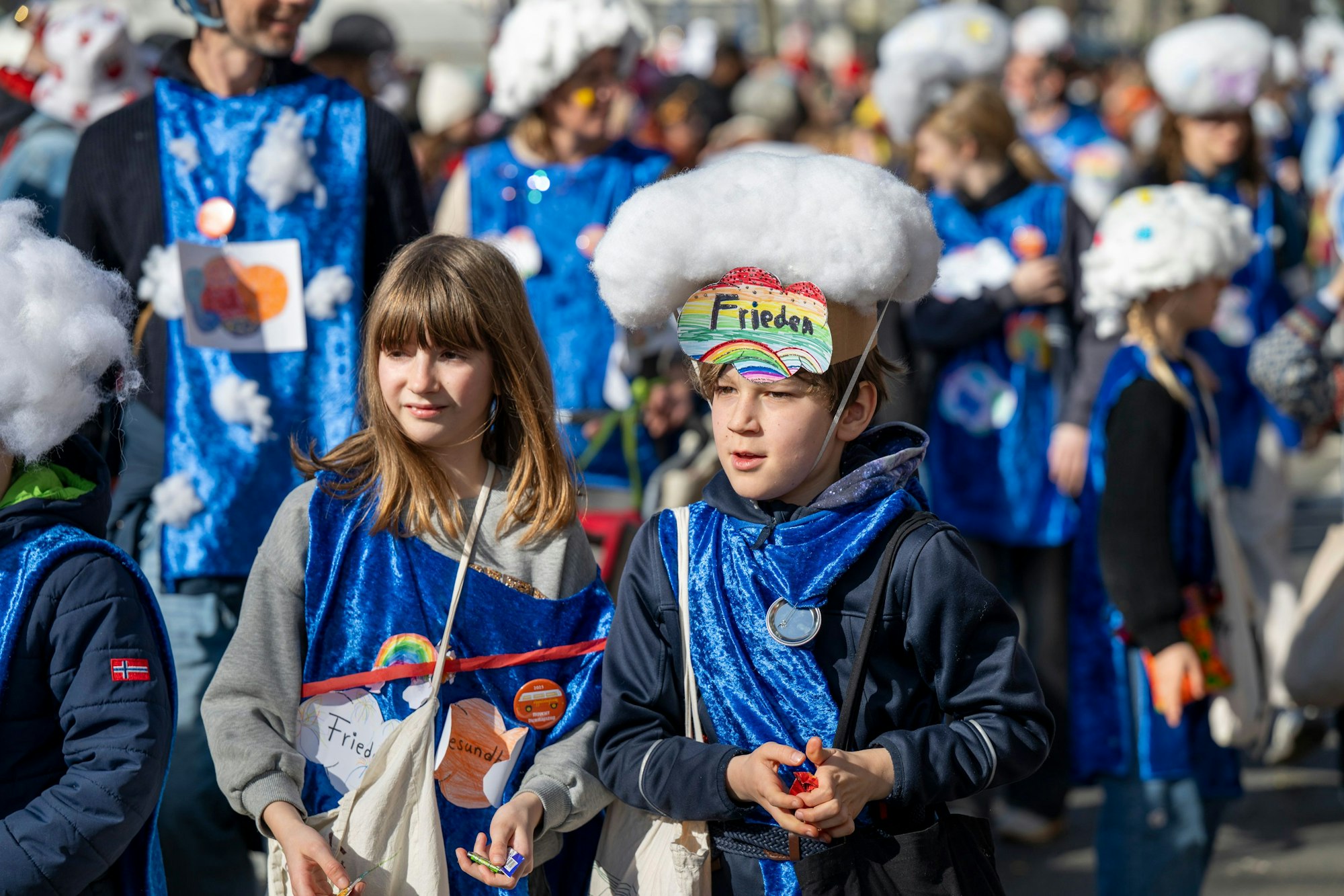 Bei bestem Wetter feierten am Dienstag Tausende den Veedelszoch in Nippes.