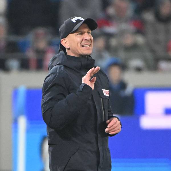 01.03.2025, Baden-Württemberg, Karlsruhe: Fußball: 2. Bundesliga, Karlsruher SC - 1. FC Köln, 24. Spieltag, BBBank Wildpark. Der Kölner Trainer Gerhard Struber gibt Anweisungen. Foto: Uli Deck/dpa - WICHTIGER HINWEIS: Gemäß den Vorgaben der DFL Deutsche Fußball Liga bzw. des DFB Deutscher Fußball-Bund ist es untersagt, in dem Stadion und/oder vom Spiel angefertigte Fotoaufnahmen in Form von Sequenzbildern und/oder videoähnlichen Fotostrecken zu verwerten bzw. verwerten zu lassen. +++ dpa-Bildfunk +++