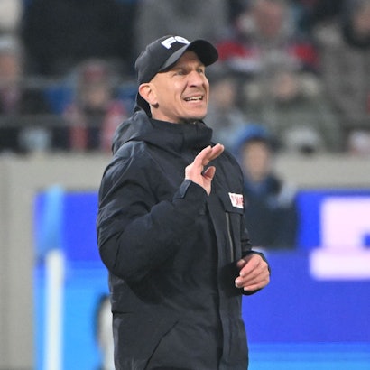 01.03.2025, Baden-Württemberg, Karlsruhe: Fußball: 2. Bundesliga, Karlsruher SC - 1. FC Köln, 24. Spieltag, BBBank Wildpark. Der Kölner Trainer Gerhard Struber gibt Anweisungen. Foto: Uli Deck/dpa - WICHTIGER HINWEIS: Gemäß den Vorgaben der DFL Deutsche Fußball Liga bzw. des DFB Deutscher Fußball-Bund ist es untersagt, in dem Stadion und/oder vom Spiel angefertigte Fotoaufnahmen in Form von Sequenzbildern und/oder videoähnlichen Fotostrecken zu verwerten bzw. verwerten zu lassen. +++ dpa-Bildfunk +++