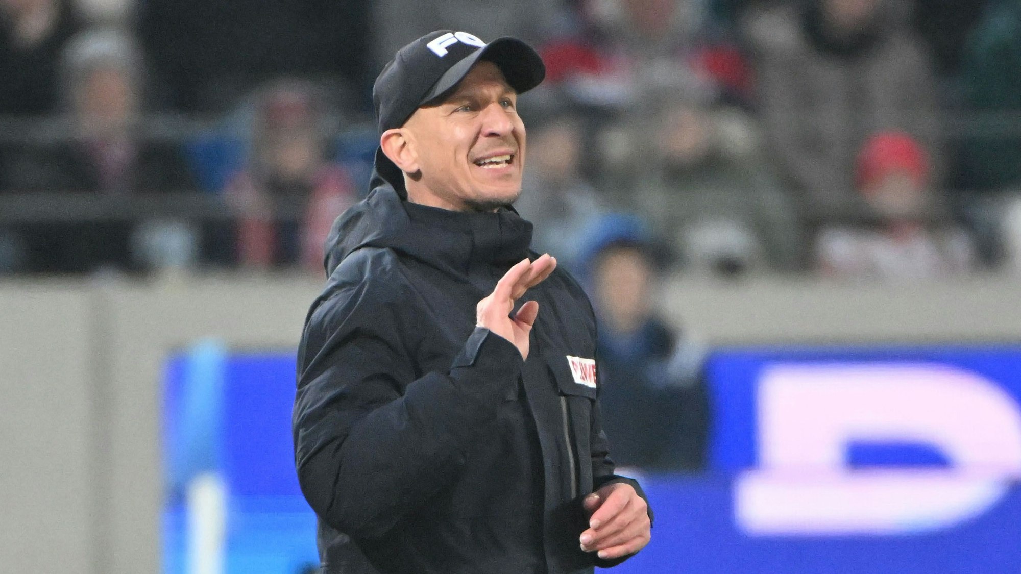 01.03.2025, Baden-Württemberg, Karlsruhe: Fußball: 2. Bundesliga, Karlsruher SC - 1. FC Köln, 24. Spieltag, BBBank Wildpark. Der Kölner Trainer Gerhard Struber gibt Anweisungen. Foto: Uli Deck/dpa - WICHTIGER HINWEIS: Gemäß den Vorgaben der DFL Deutsche Fußball Liga bzw. des DFB Deutscher Fußball-Bund ist es untersagt, in dem Stadion und/oder vom Spiel angefertigte Fotoaufnahmen in Form von Sequenzbildern und/oder videoähnlichen Fotostrecken zu verwerten bzw. verwerten zu lassen. +++ dpa-Bildfunk +++