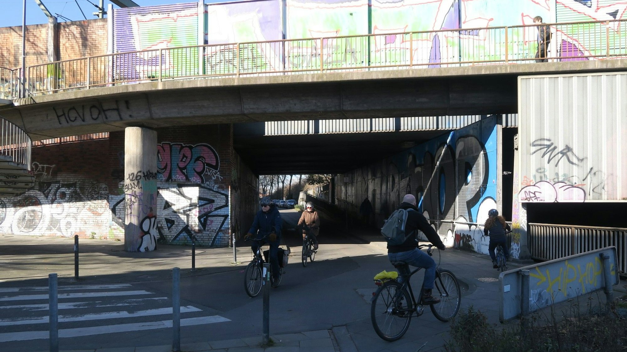 Radfahrer fahren auf eine Unterführung zu.