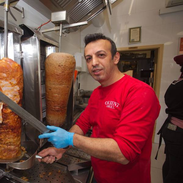 Auf die „schärfste Sauce der Stadt“ schwört der Bergneustädter Ismail Ahmed. Sein „Orient Grill“ liegt in der oberbergischen Döner-Wertung bei Google an der Spitze.