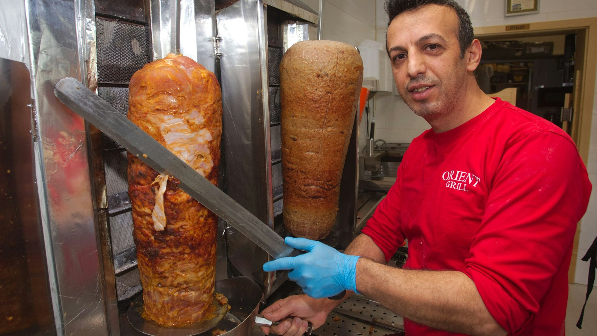 Auf die „schärfste Sauce der Stadt“ schwört der Bergneustädter Ismail Ahmed. Sein „Orient Grill“ liegt in der oberbergischen Döner-Wertung bei Google an der Spitze.