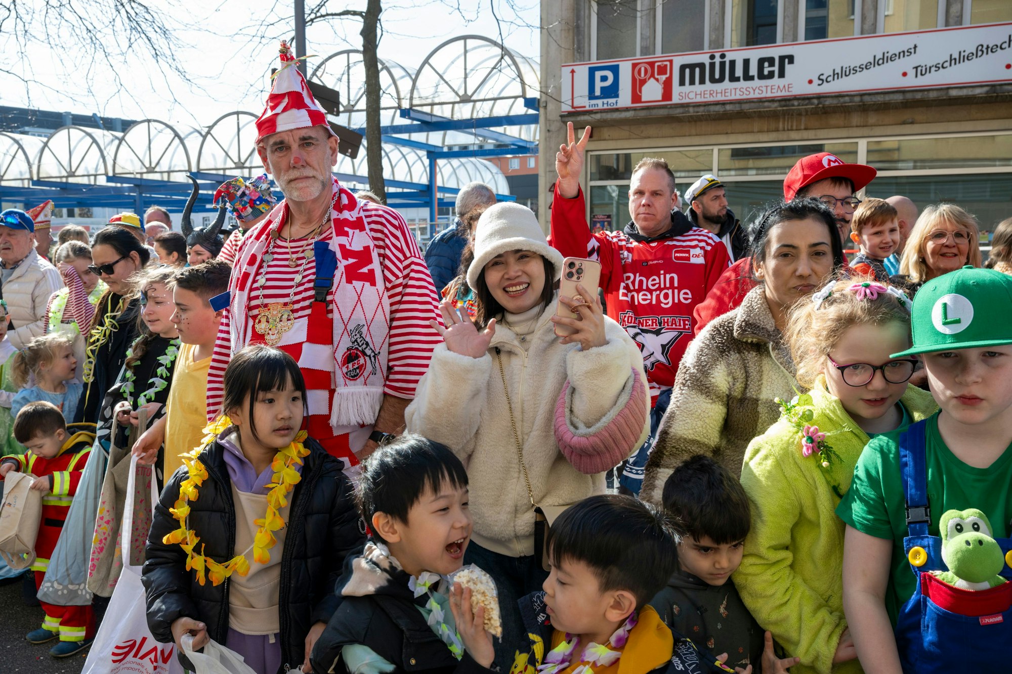 Bei bestem Wetter feierten am Dienstag Tausende den Veedelszoch in Nippes.