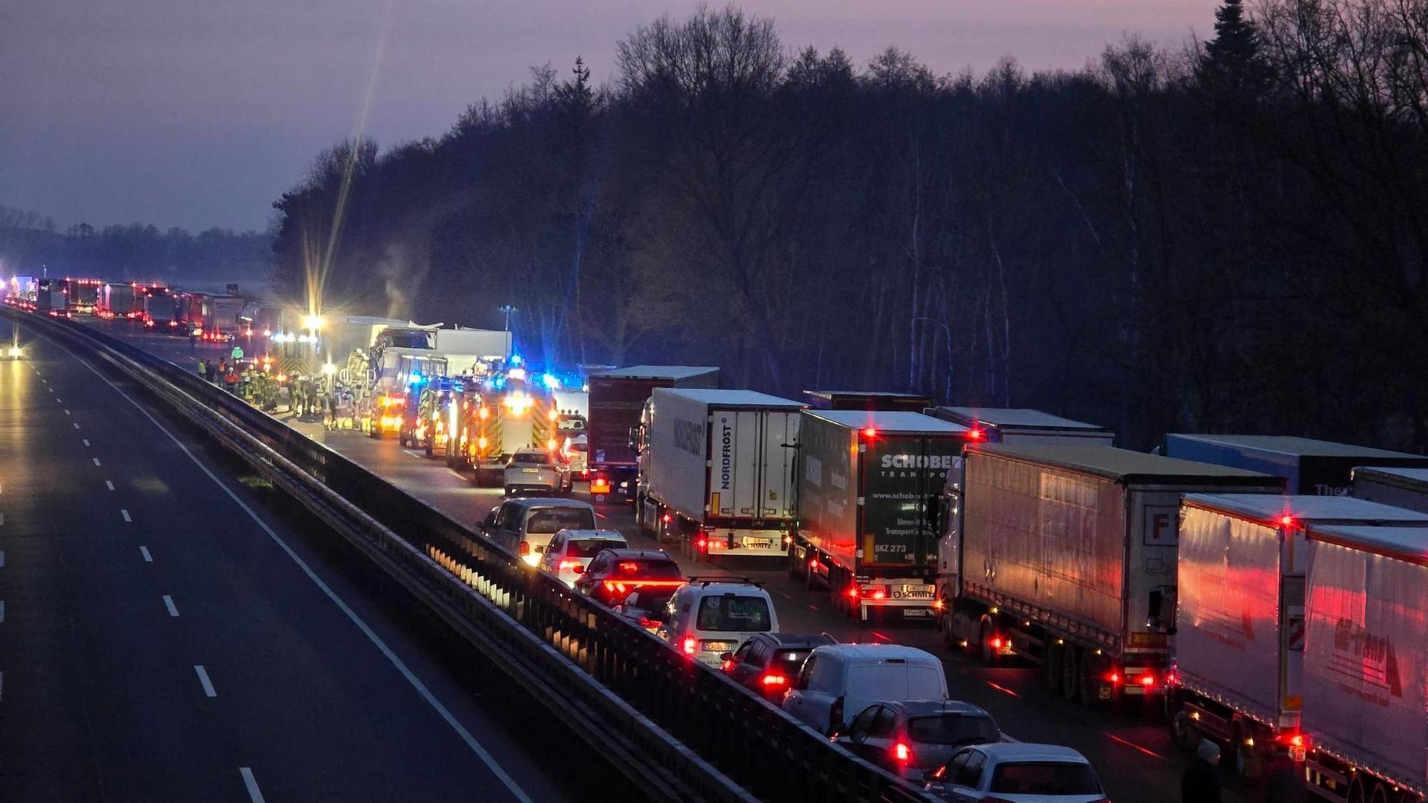 Fahrzeuge stauen sich nach Unfällen auf der Autobahn 1 bei Dinklage.