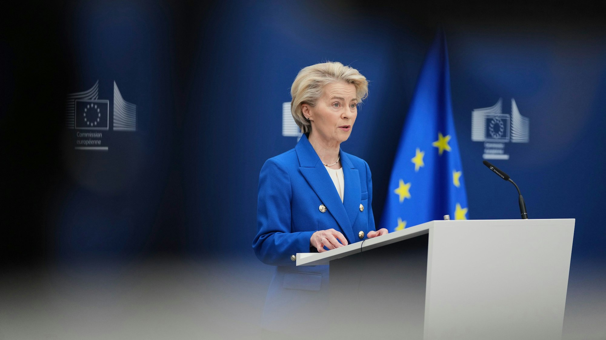 Die Präsidentin der Europäischen Kommission, Ursula von der Leyen, spricht während einer Medienkonferenz zum Verteidigungspaket im EU-Hauptquartier.