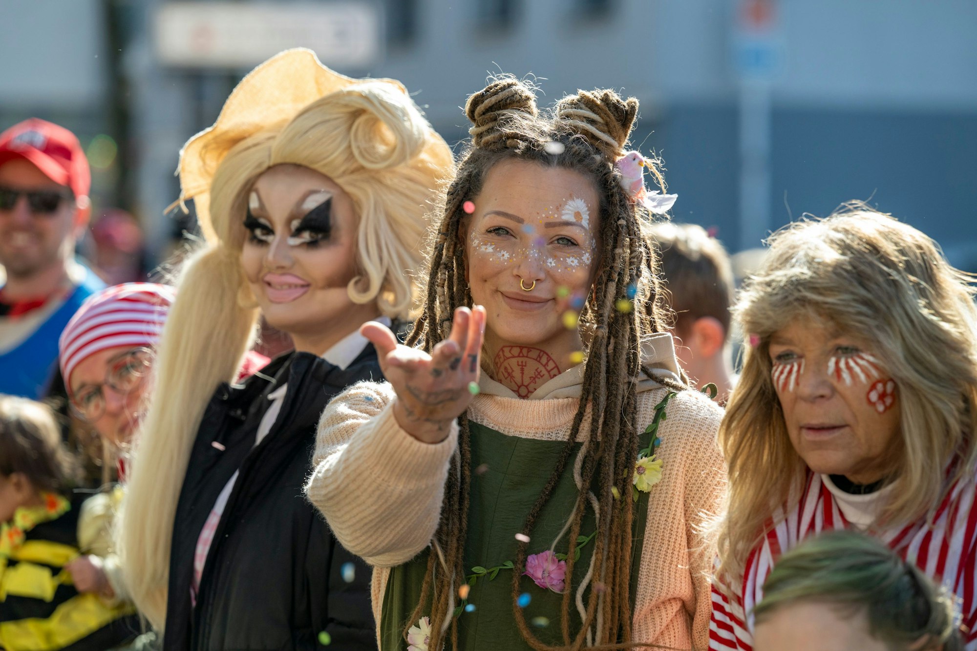 Bei bestem Wetter feierten am Dienstag Tausende den Veedelszoch in Nippes.