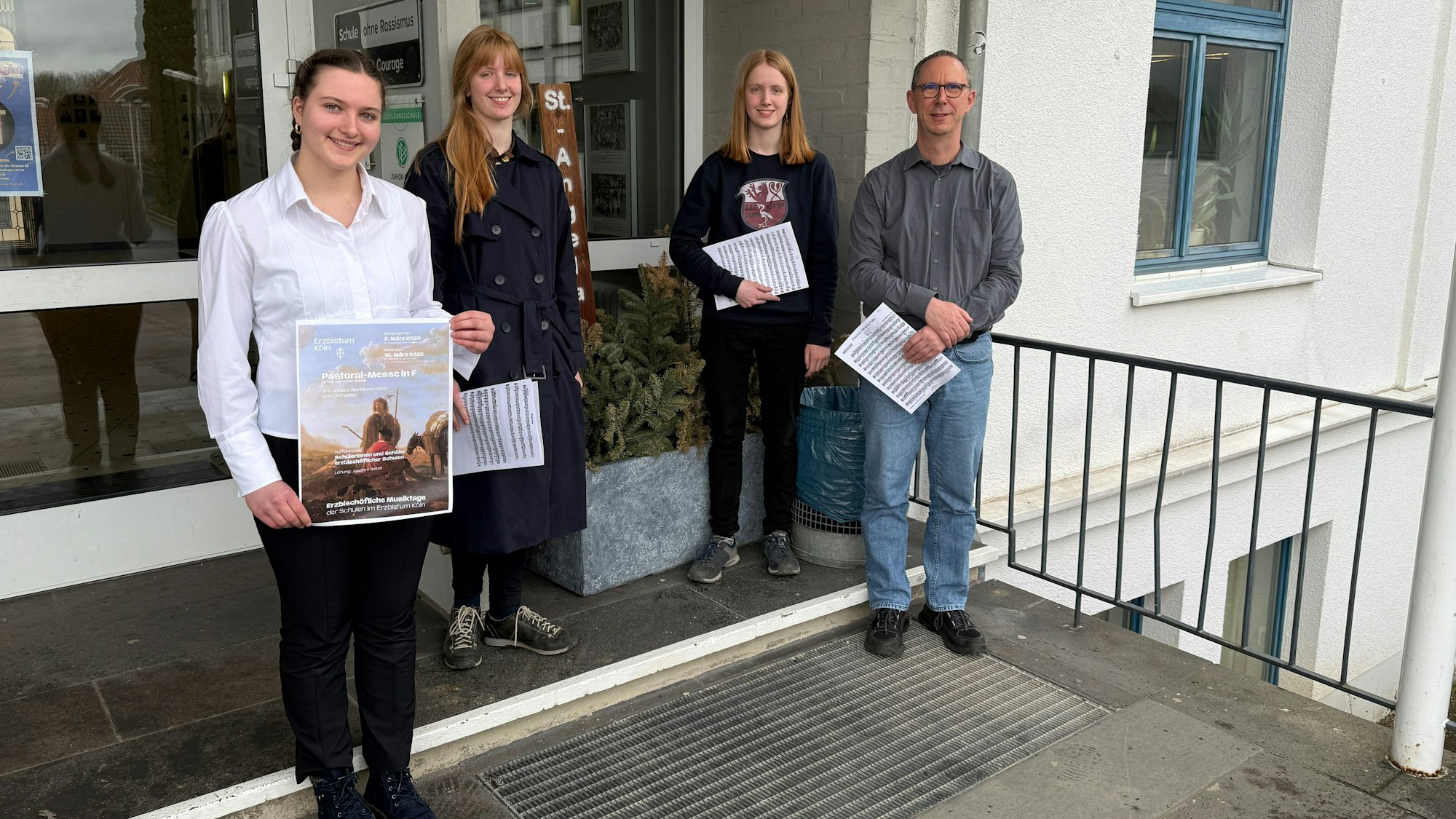 Das Foto zeigt drei Schülerinnen und einen Lehrer des St.-Angela-Gymnasiums Wipperfürth