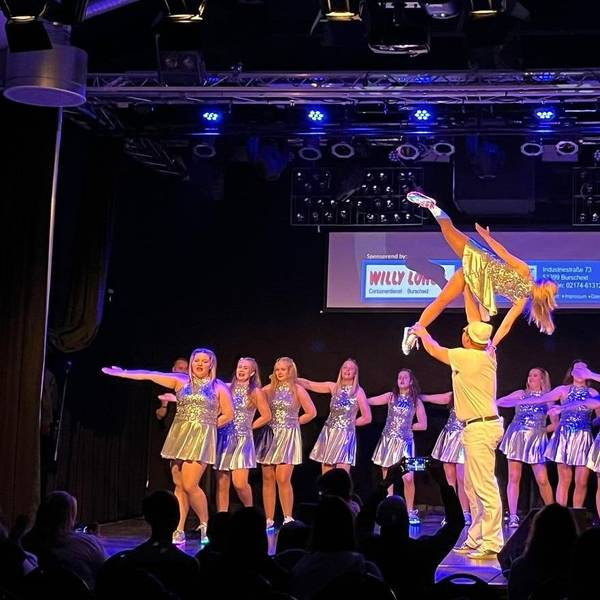 Das Tanzcorps Rut-Wiess Dabringhausen tritt auf der Frühjahrsshow im Megafon in Burscheid auf.