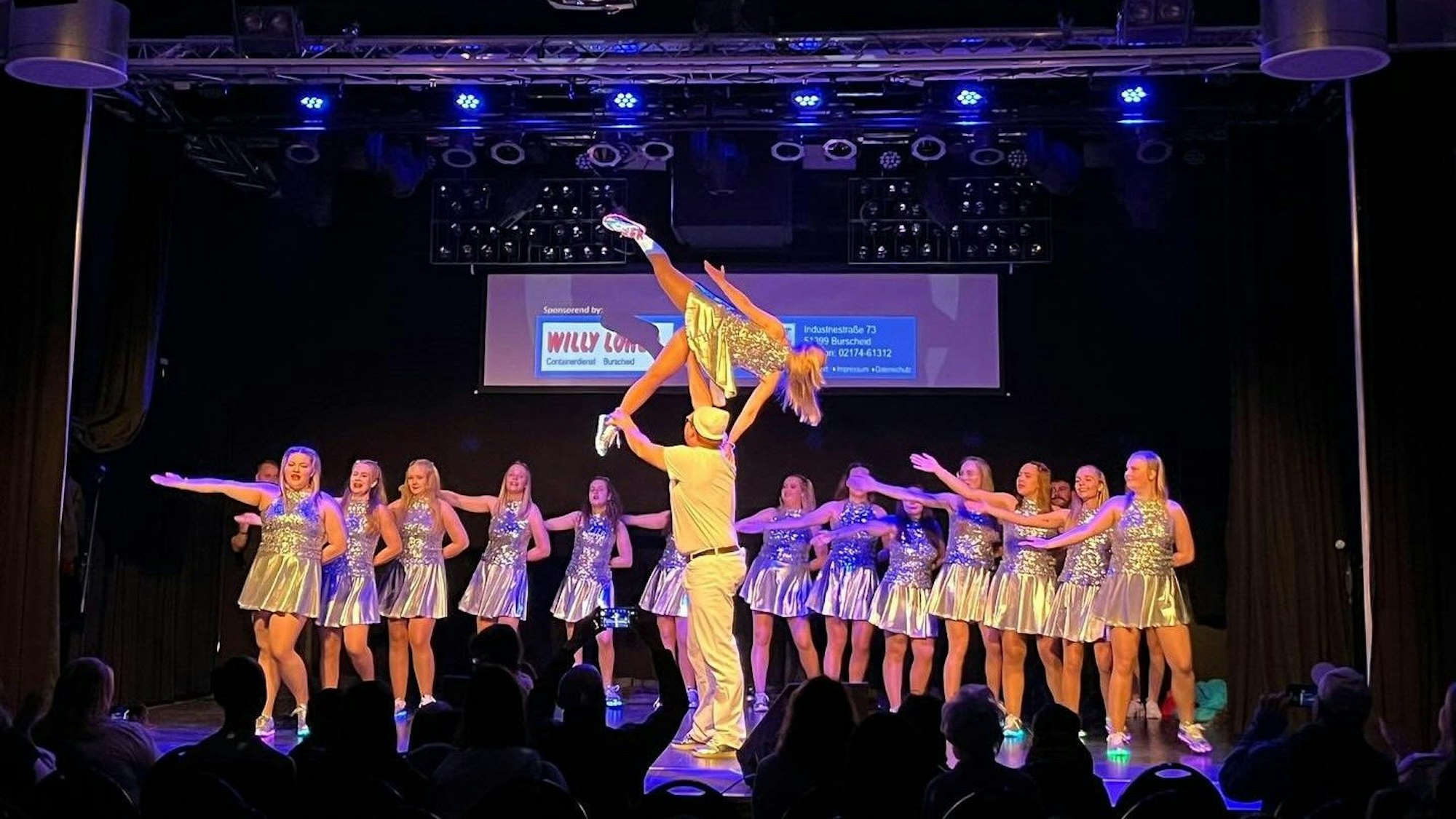 Das Tanzcorps Rut-Wiess Dabringhausen tritt auf der Frühjahrsshow im Megafon in Burscheid auf.