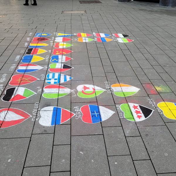 Das Foto zeigt einen Flaggenteppich in der Gladbacher Fußgängerzone