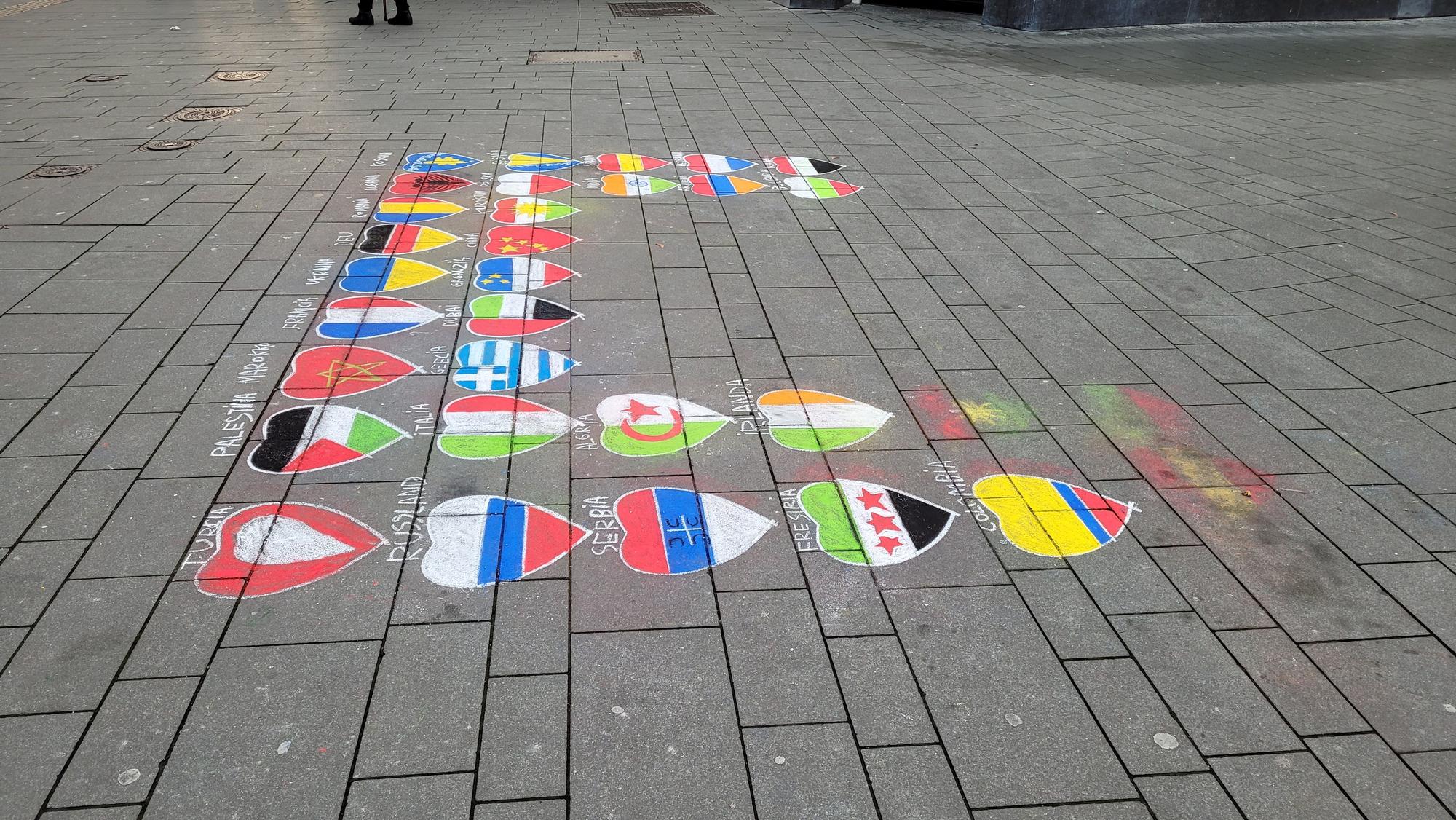 Das Foto zeigt einen Flaggenteppich in der Gladbacher Fußgängerzone