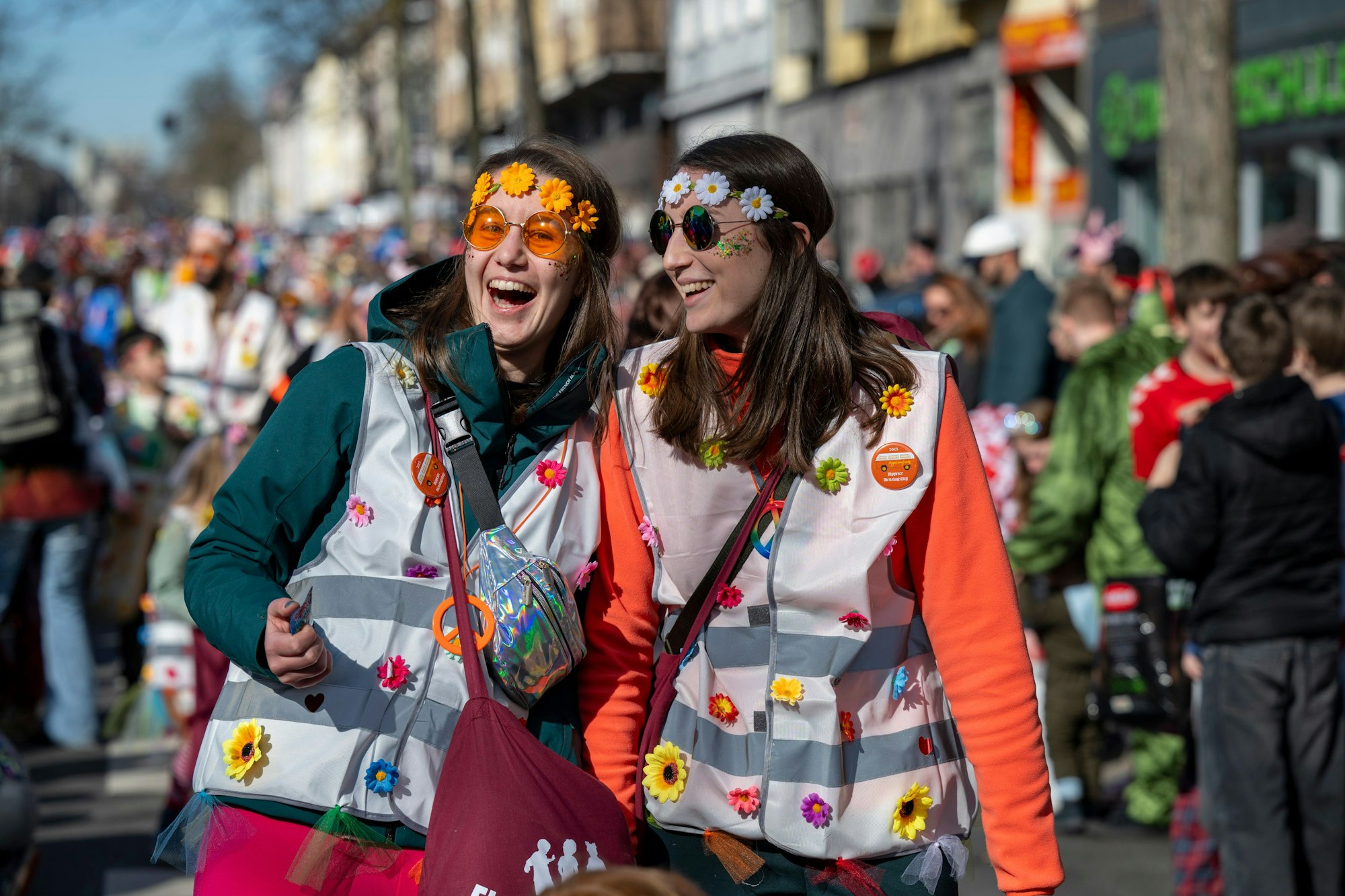 Bei bestem Wetter feierten am Dienstag Tausende den Veedelszoch in Nippes.