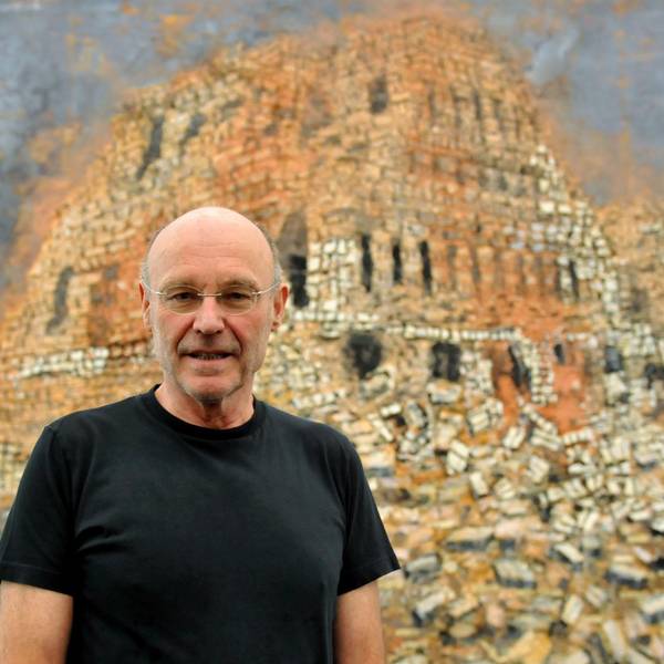 Der Künstler Anselm Kiefer blickt am 5.10.2011 im Museum Frieder Burda in Baden-Baden während einer Pressevorbesichtigung seiner Ausstellung in die Kamera des Fotografen.
