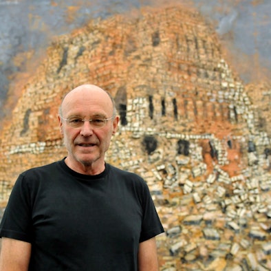 Der Künstler Anselm Kiefer blickt am 5.10.2011 im Museum Frieder Burda in Baden-Baden während einer Pressevorbesichtigung seiner Ausstellung in die Kamera des Fotografen.