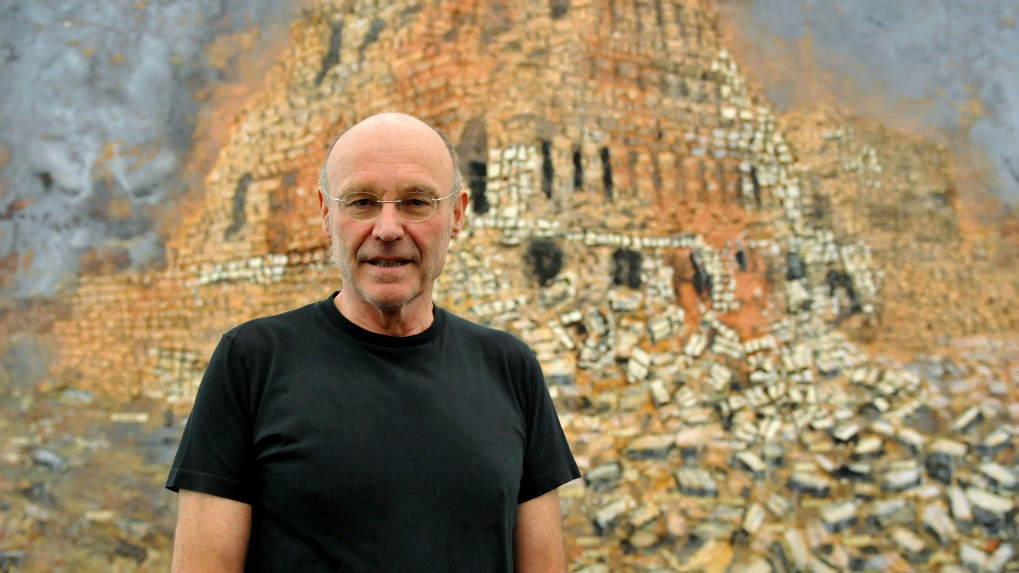 Der Künstler Anselm Kiefer blickt am 5.10.2011 im Museum Frieder Burda in Baden-Baden während einer Pressevorbesichtigung seiner Ausstellung in die Kamera des Fotografen.