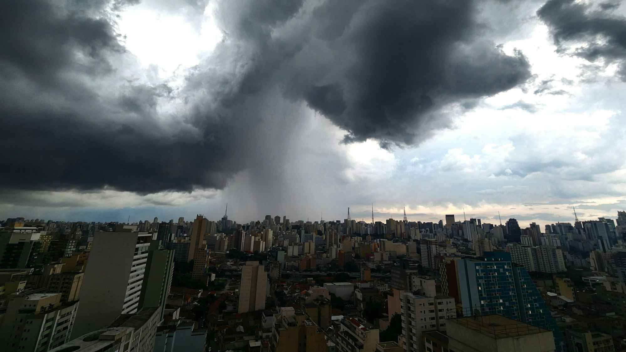 São Paulo: Regen fällt über die Stadt nach Tagen hoher Temperaturen.