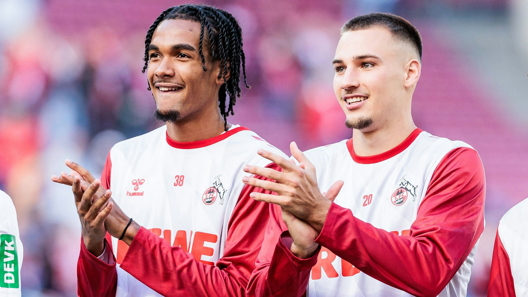 Die Stürmer Damion Downs (l.) und Tim Lemperle vom 1. FC Köln jubeln mit den Fans nach dem 2:0-Sieg gegen den SS Ulm. Im Rückrundenspiel soll es wieder mit einem Erfolg klappen. Während Downs ausfallen wird, soll Lemperle wieder auf Spielzeit kommen.