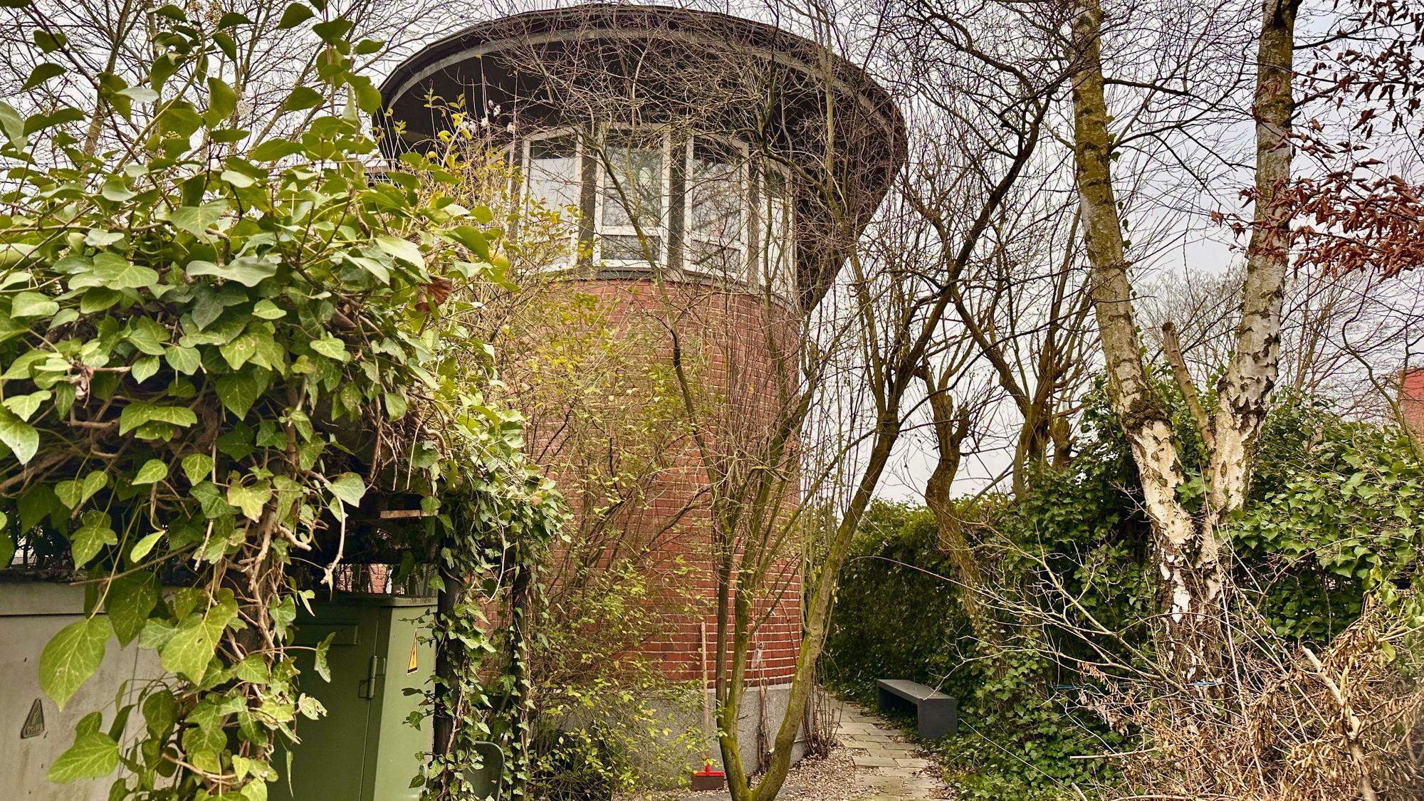 Ein Turm mit viel Grün drumherum ist zu sehen.