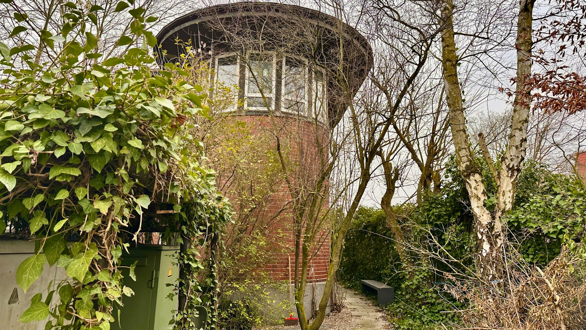 Ein Turm mit viel Grün drumherum ist zu sehen.