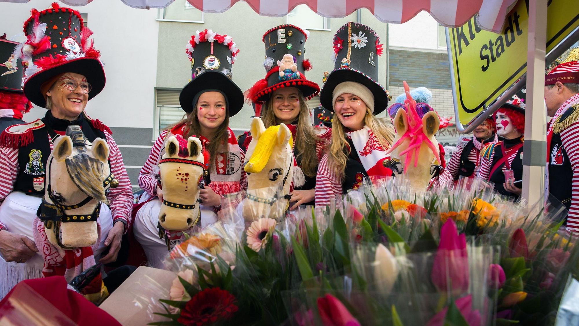 Vier kostümierte Damen beim Sülzer Dienstagszug.