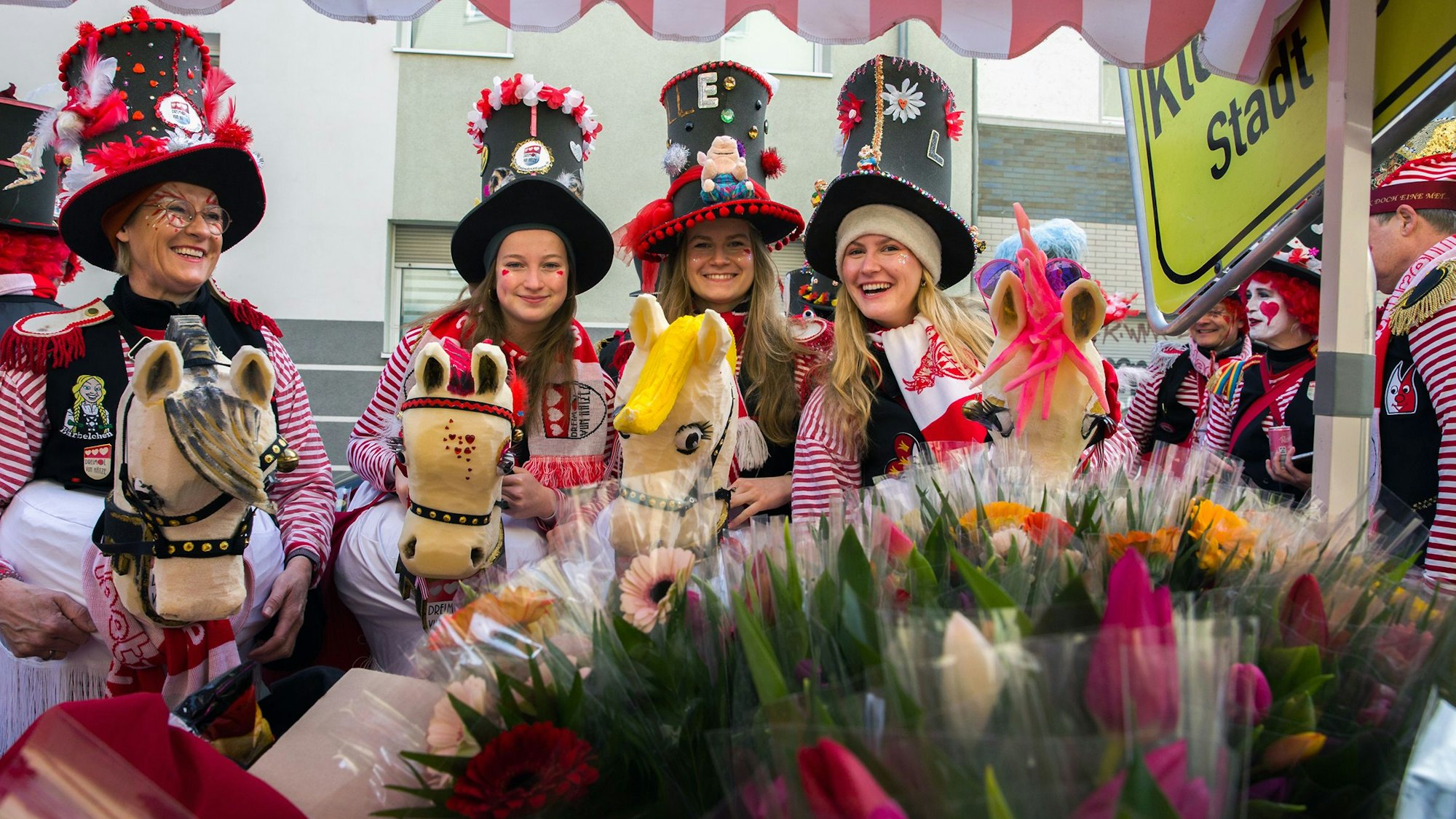 Vier kostümierte Damen beim Sülzer Dienstagszug.