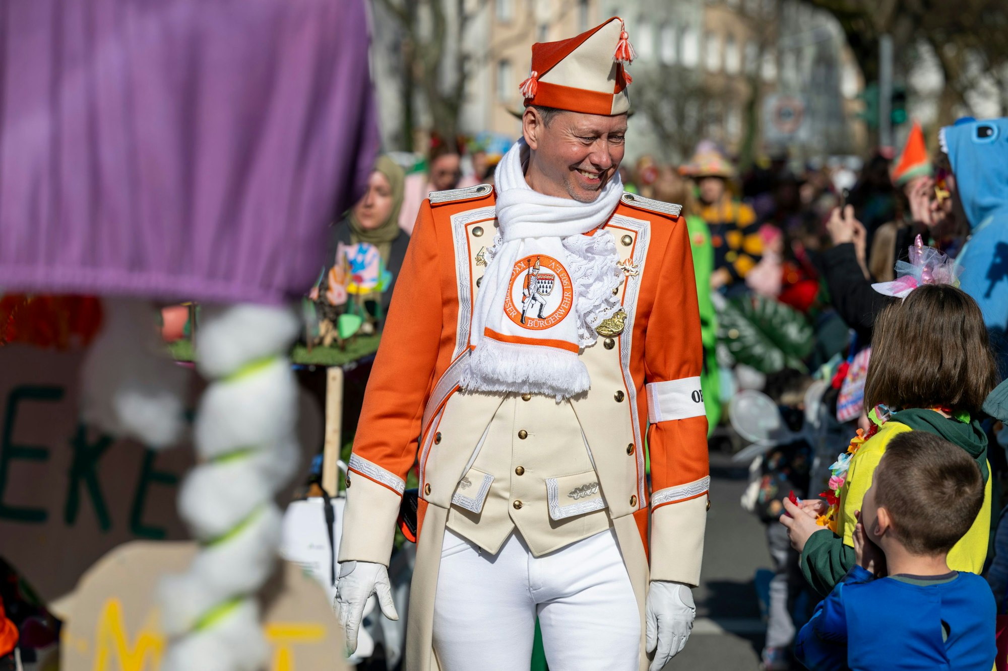 Bei bestem Wetter feierten am Dienstag Tausende den Veedelszoch in Nippes.