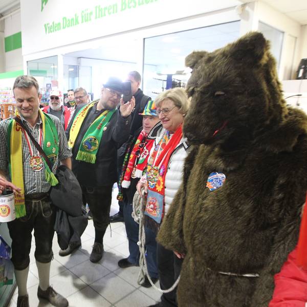 Beim Getränke-Händler Ralf Jansen (links) gab es eine ordentliche Spende.