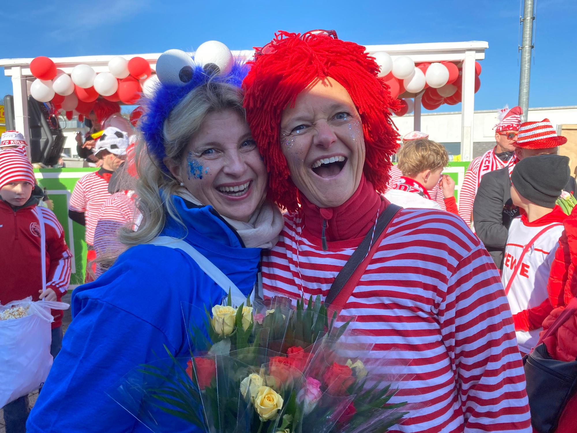 Das Foto zeigt zwei Jecke beim Festzug in Heiligenhaus