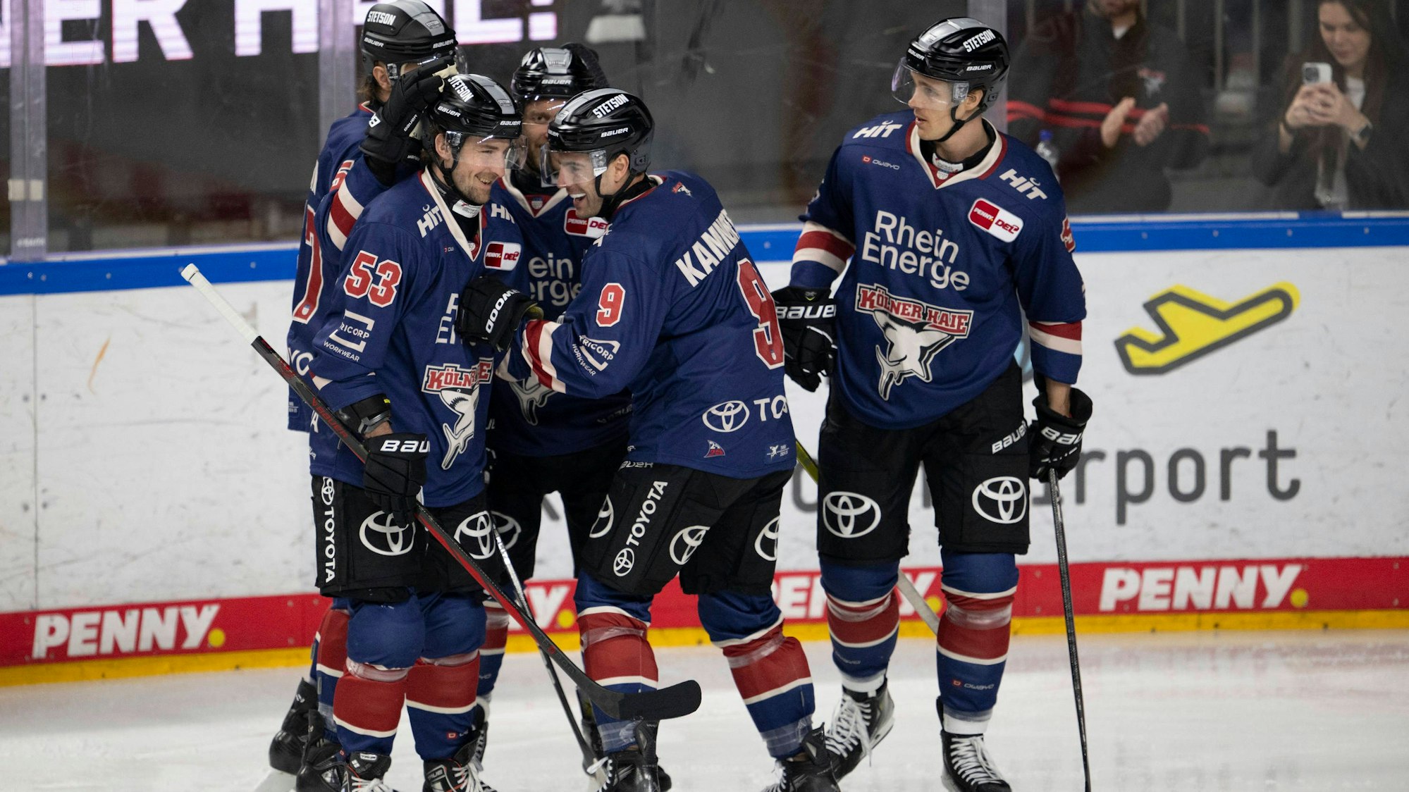 Im Duell mit den Iserlohn Roosters feierten die Kölner Haie am Karnevals-Dienstag einen Sieg.