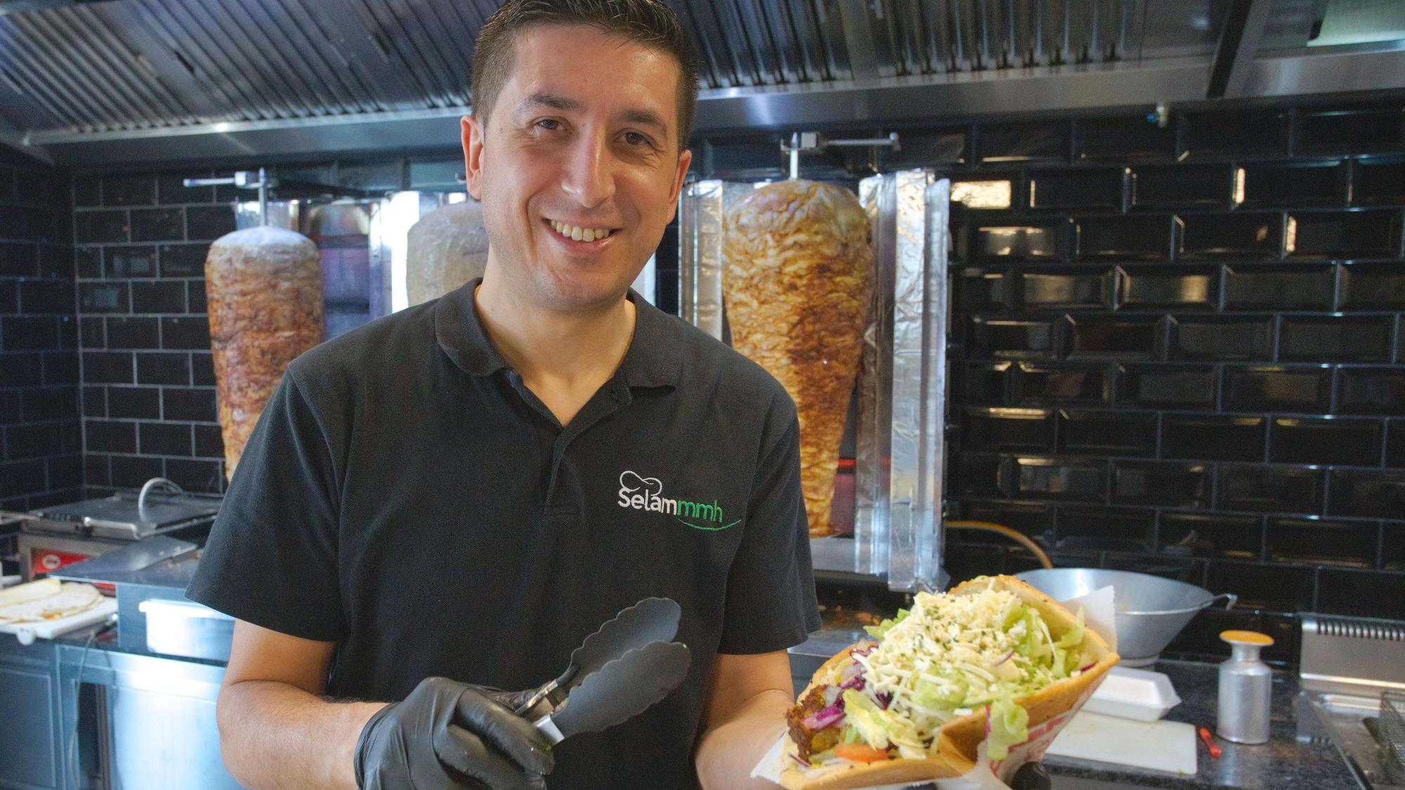 In Bergneustadt serviert Mikael Celik seit April 2020 in seinem „Selammmh“ auch Steakdöner. Die oberbergische Kundschaft honoriert seine Portionen mit dem dritten Platz.