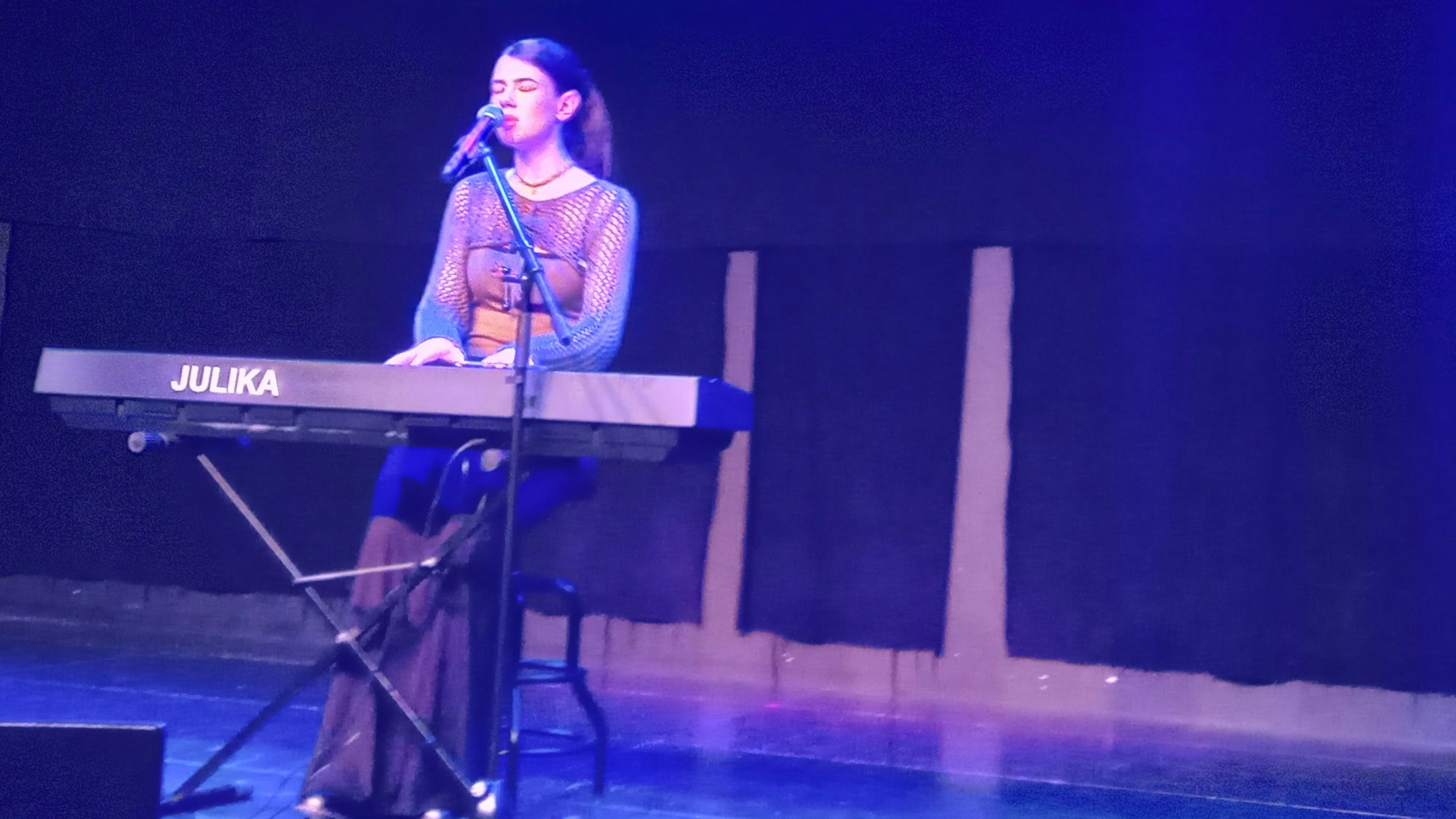 Julika Elizabeth spielt auf der Frühjahrsshow im Megafon in Burscheid.