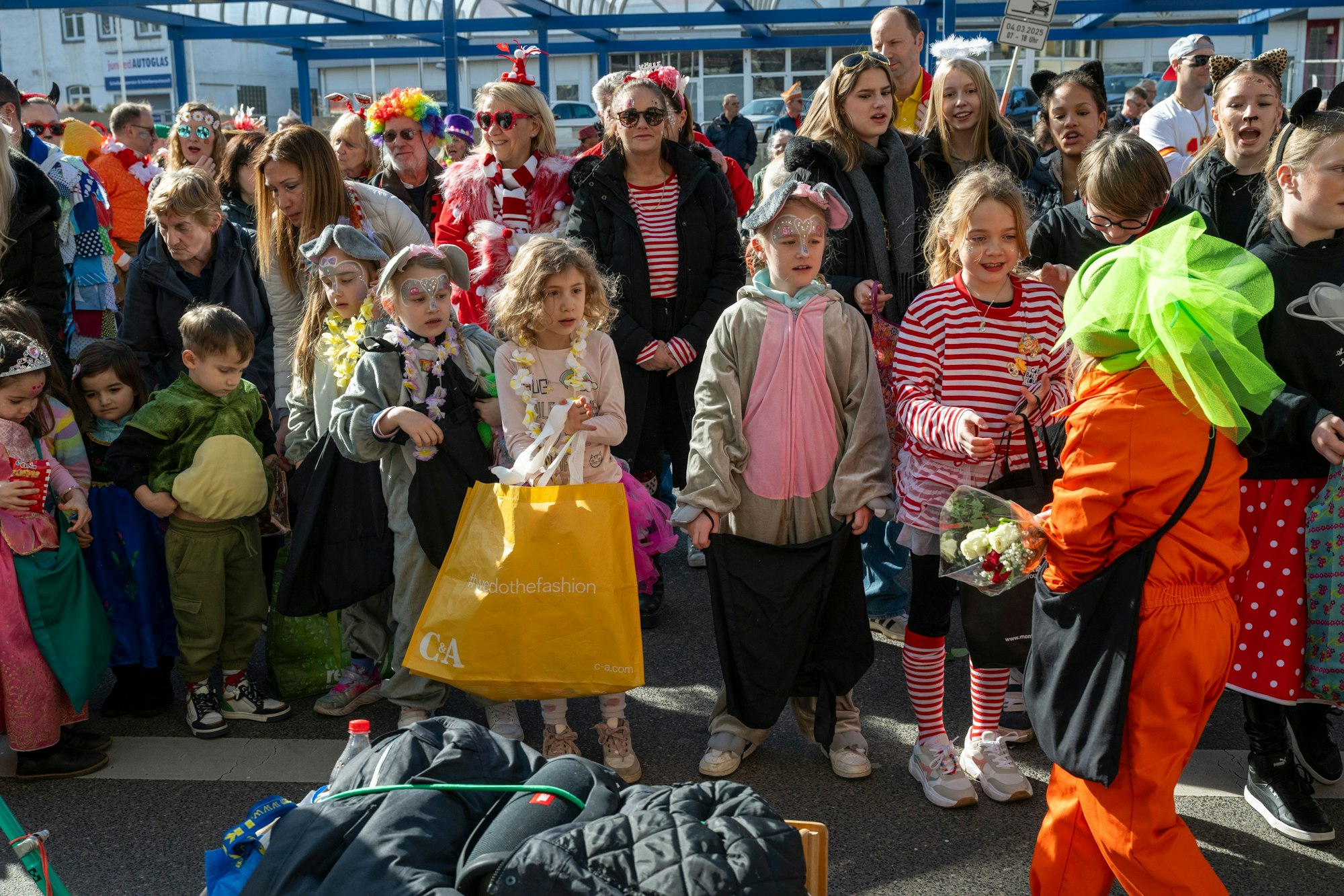 Bei bestem Wetter feierten am Dienstag Tausende den Veedelszoch in Nippes.