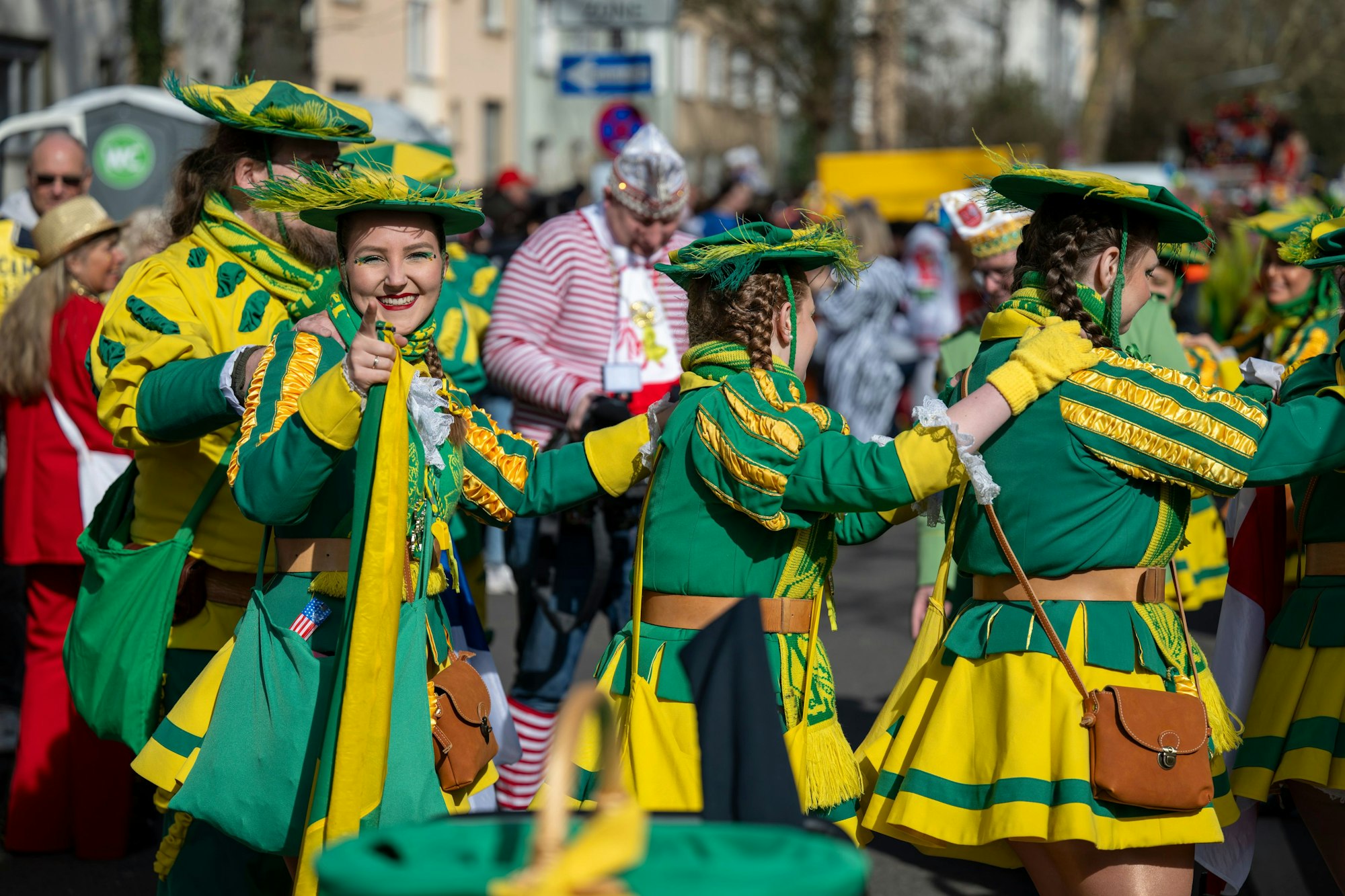Bei bestem Wetter feierten am Dienstag Tausende den Veedelszoch in Nippes.