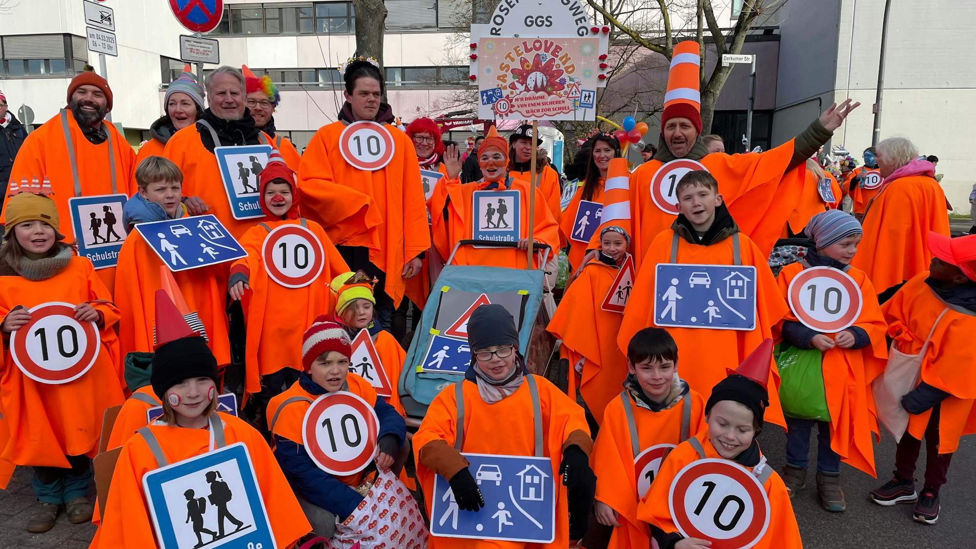 Schüler und Eltern der Rosenzweig Grundschule als Verkehrszeichen verkleidet.
