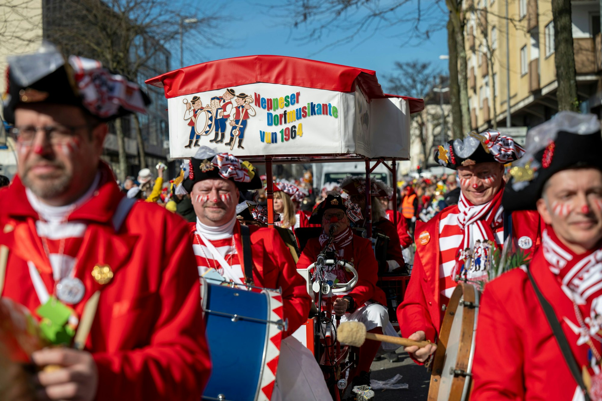 Bei bestem Wetter feierten am Dienstag Tausende den Veedelszoch in Nippes.