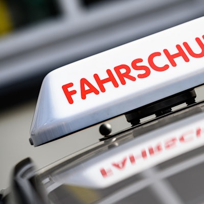 Ein Dachzeichen mit der Aufschrift „Fahrschule “ist an einem Fahrschulauto angebracht. (Symbolbild)