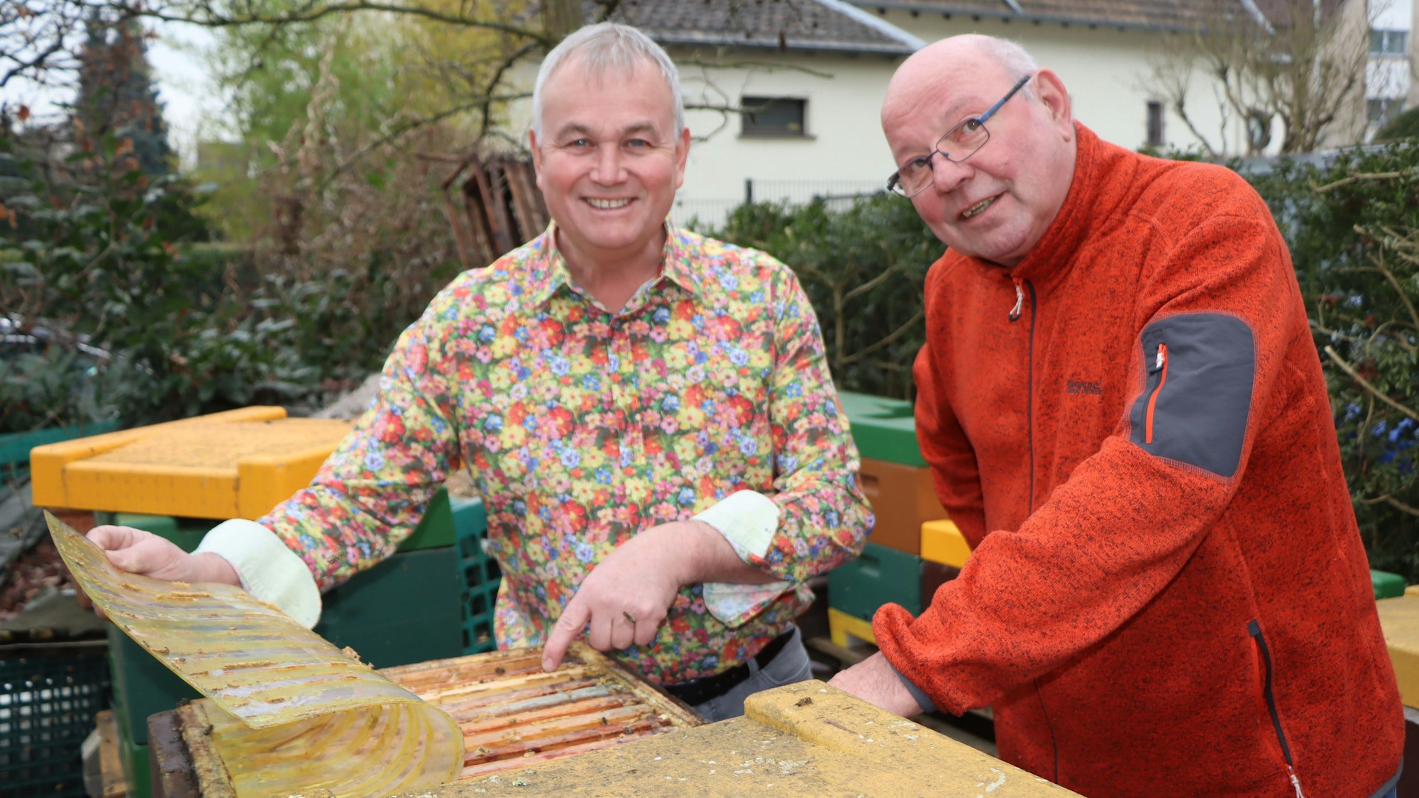 Zu sehen sind die Hobby-Imker Gero Meyer und Heinz Gabler.