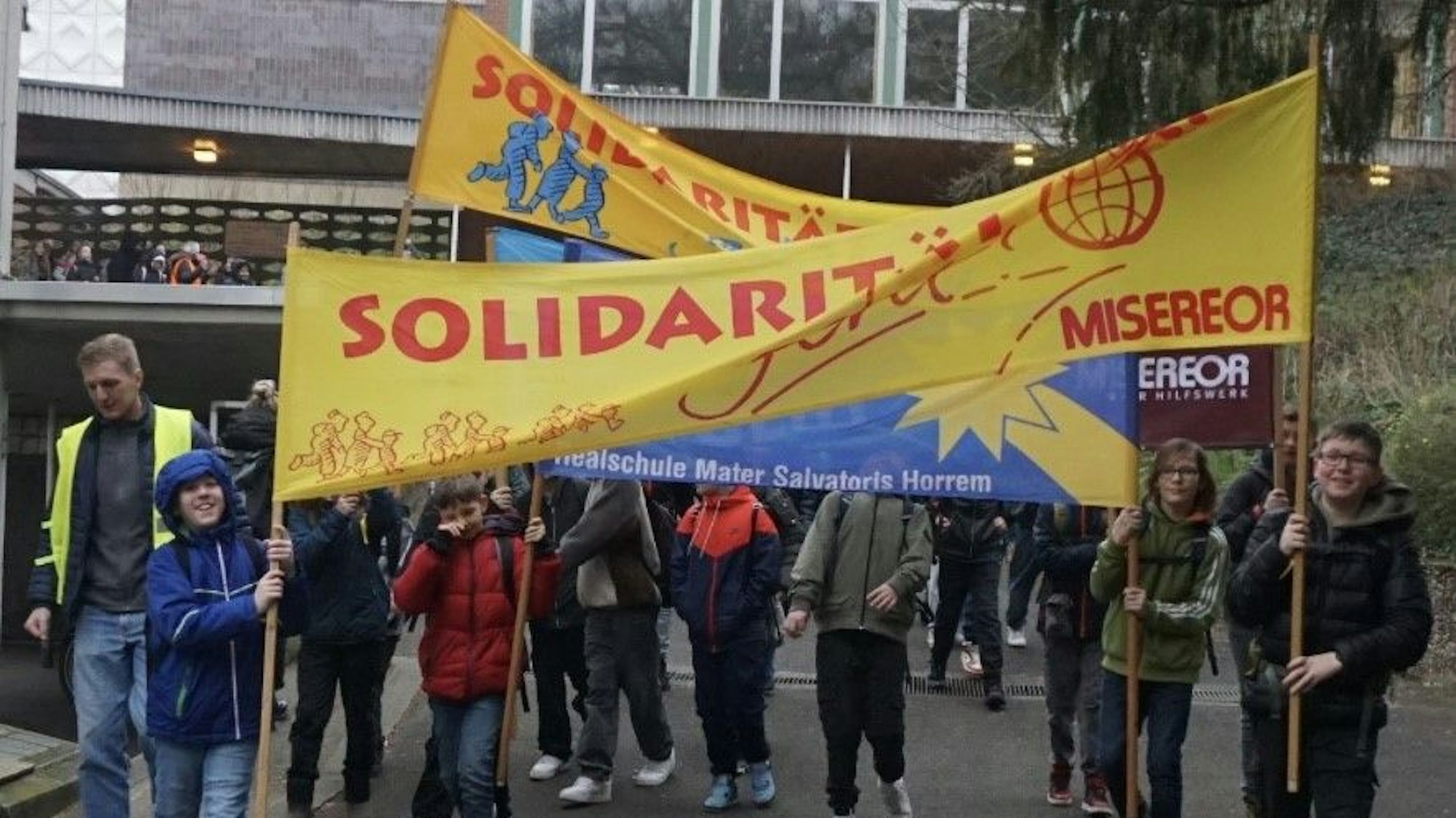 Das Bild zeigt Schüler mit Transparenten.