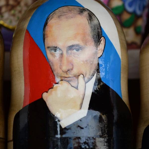 Matrjoschka-Puppen mit den Konterfeis von Kremlchef Wladimir Putin (l.) und US-Präsident Donald Trump in einem Moskauer Souvenirshop. (Archivbild)