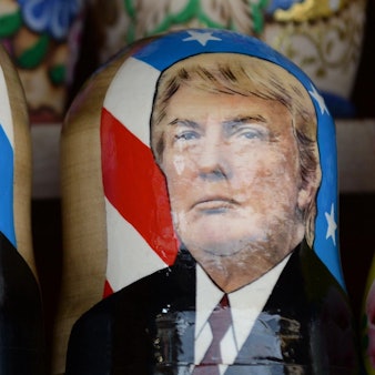 Matrjoschka-Puppen mit den Konterfeis von Kremlchef Wladimir Putin (l.) und US-Präsident Donald Trump in einem Moskauer Souvenirshop. (Archivbild)