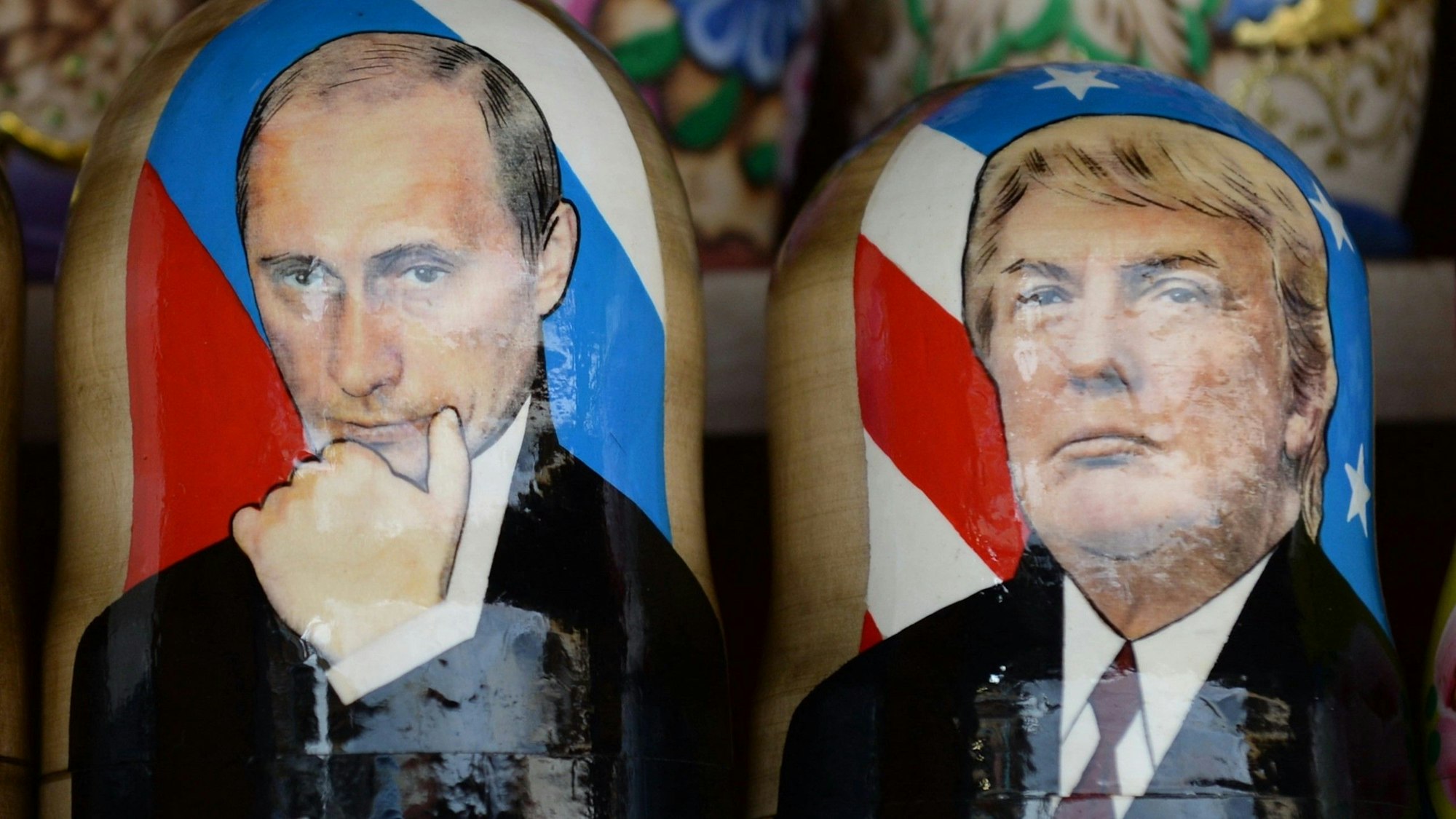 Matrjoschka-Puppen von Kremlchef Wladimir Putin und US-Präsident Donald Trump stehen in einem Moskauer Souvenirshop.