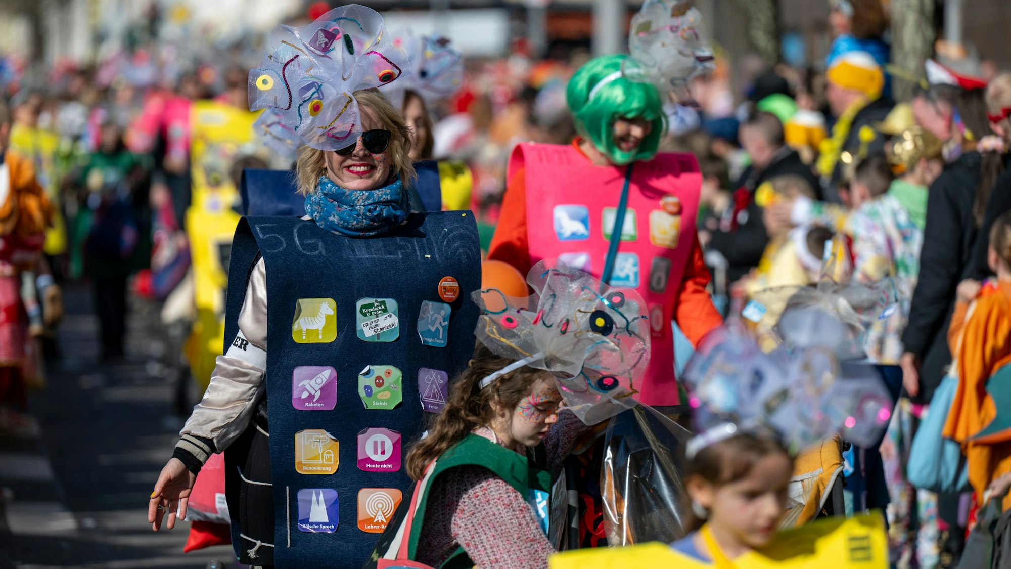 Als Smartphones verkleideten sich einige Teilnehmer des Zuges in Nippes.