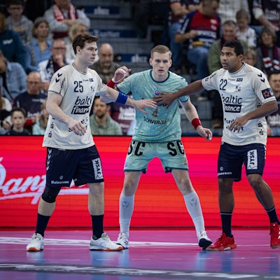 Kampf am Kreis:Lukas Jørgensen, Ellidi Vidarsson und Mads Mensah Larsen (v.l.).