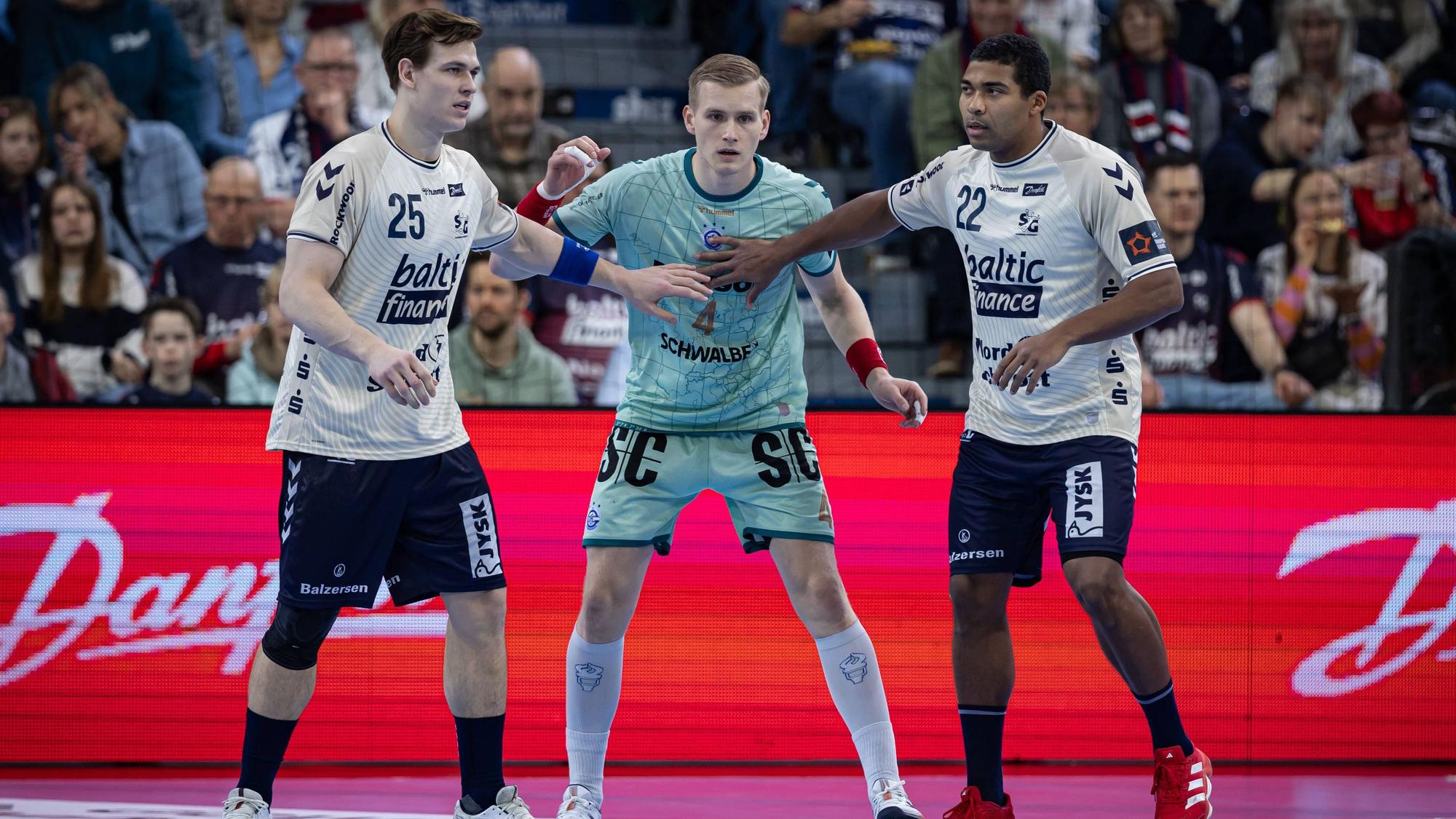 Kampf am Kreis:Lukas Jørgensen, Ellidi Vidarsson und Mads Mensah Larsen (v.l.).